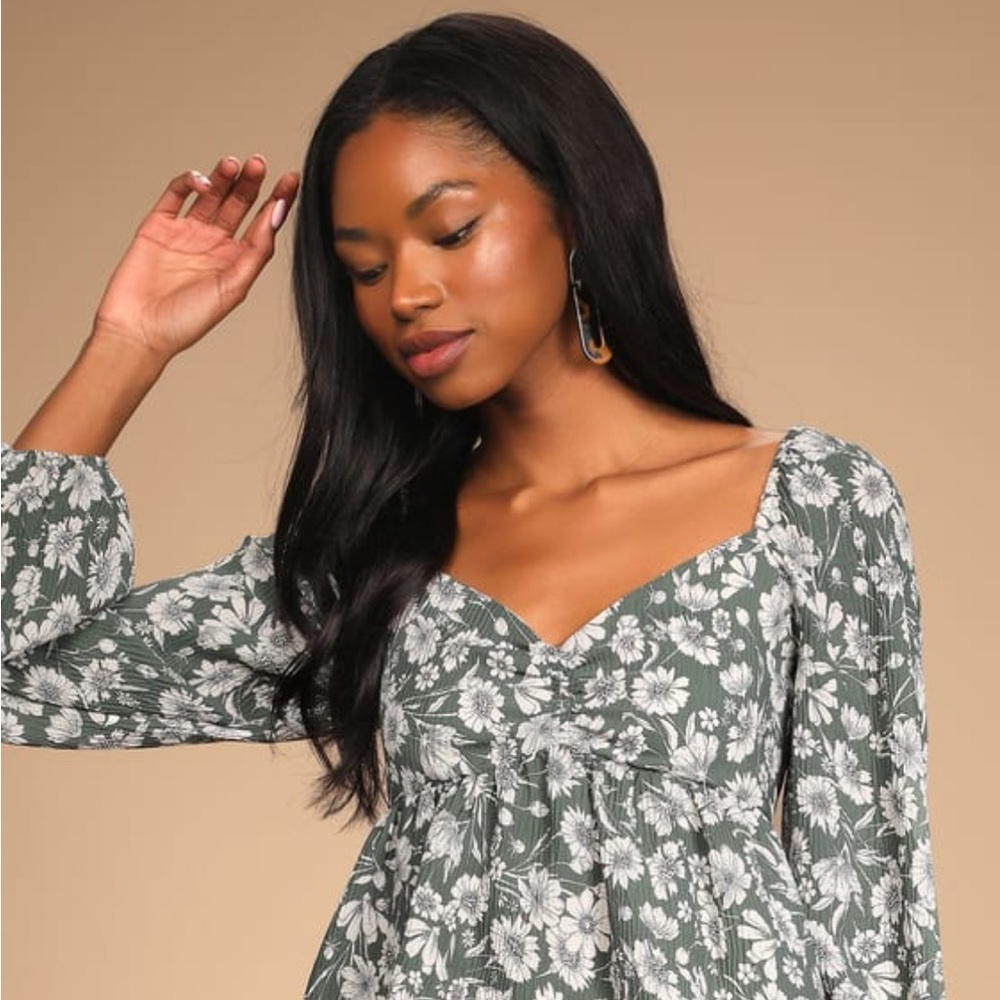 LULUs- NWOT size Medium Sage floral long sleeve top